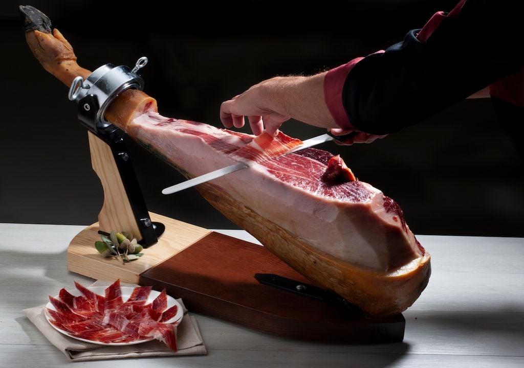 Una pieza de jamón ibérico en fase de afinado pierde entre un 35% y un 40% de su peso original durante la curación para concentrar aromas, textura y sabor.