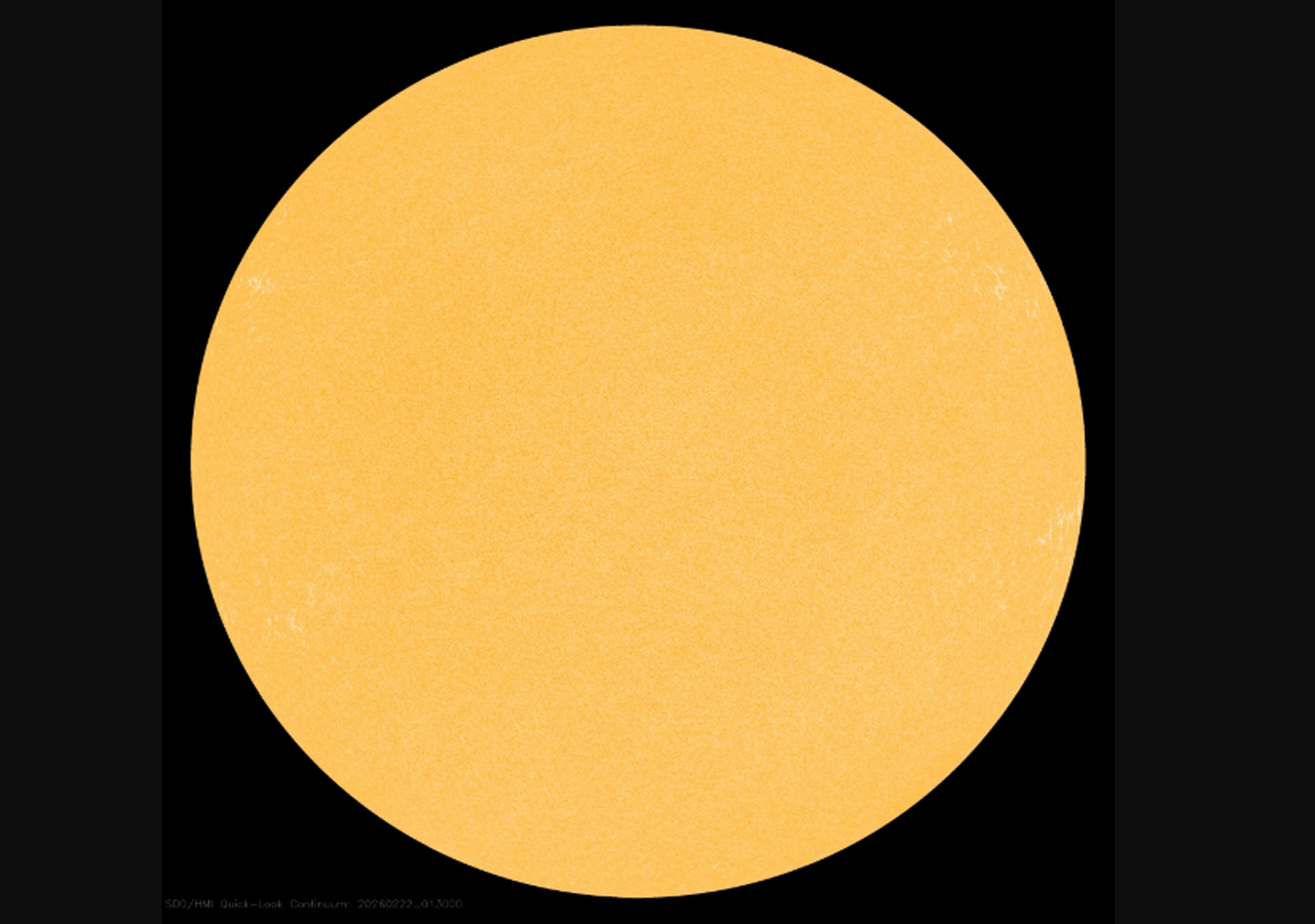 El disco solar está casi en blanco, lo que pone al Sol al borde de su primer día sin manchas desde 2022. Crédito: NASA/SDO.