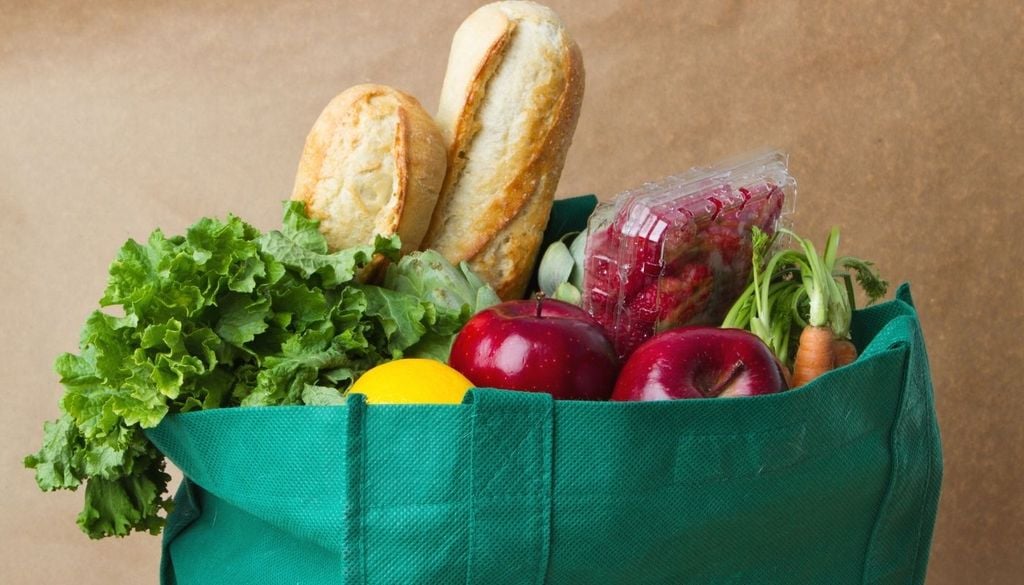 Las bolsas reutilizables reducen su impacto ambiental cuando se usan muchas veces, no simplemente por estar fabricadas con otro material.