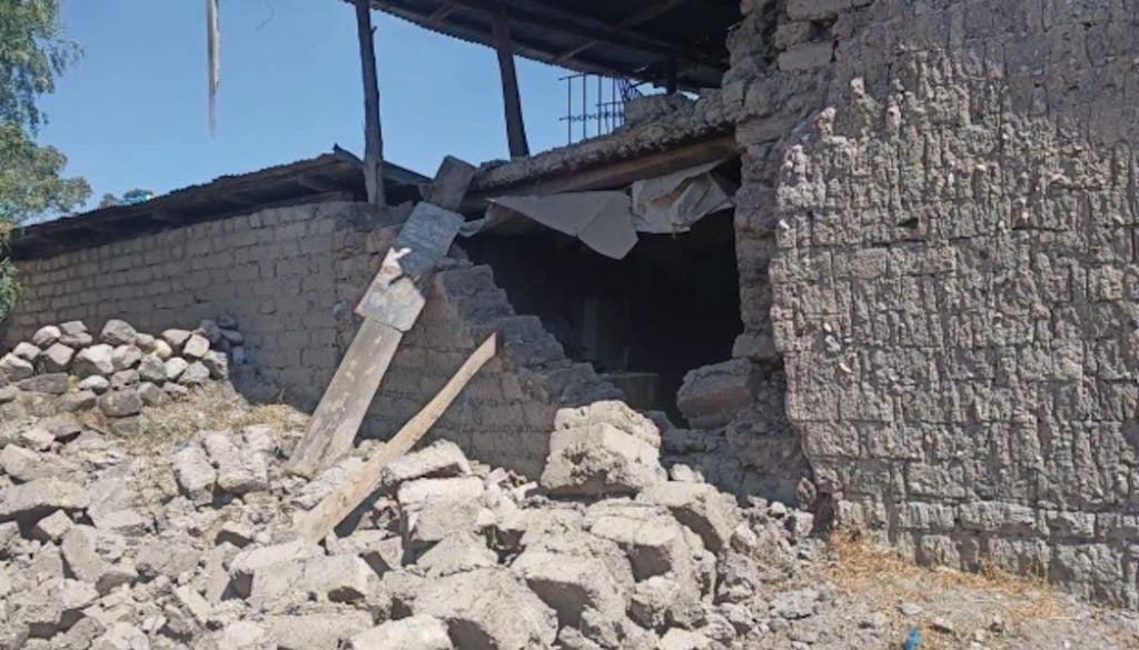 Daños en viviendas de material de adobe en el anexo de Pullo, Ayacucho por el sismo de magnitud 7.2, de profundidad intermedia. Fotografía: ASISMET.