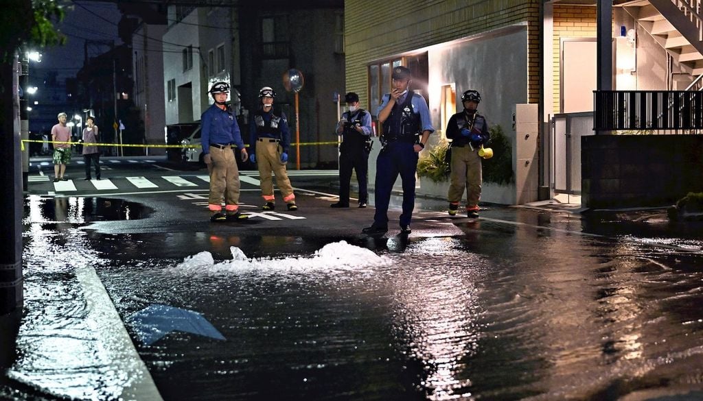La Agencia de Bomberos de Tokio, alrededor de las 2:05 de la madrugada del día 23, recibió reporte en el distrito de Koto, Tokio, por tubería de agua reventada durante el sismo.