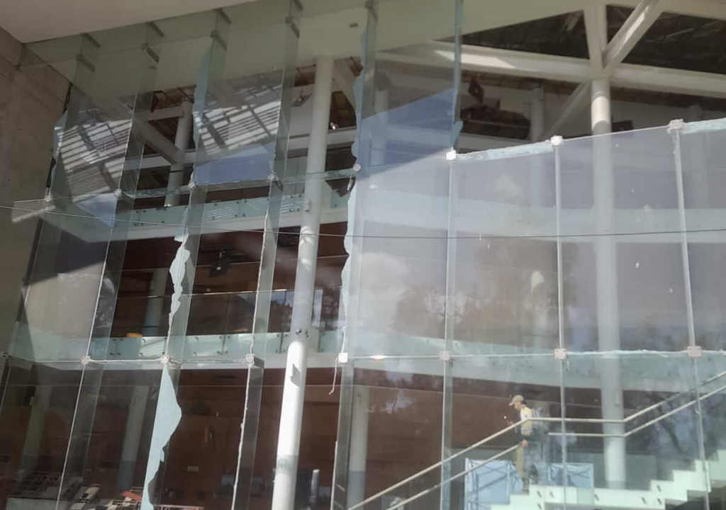 Daños en estructuras de vidrio tras el fuerte sismo de magnitud 6,4 que afectó a la región de Atacama este 6 de junio de 2025.