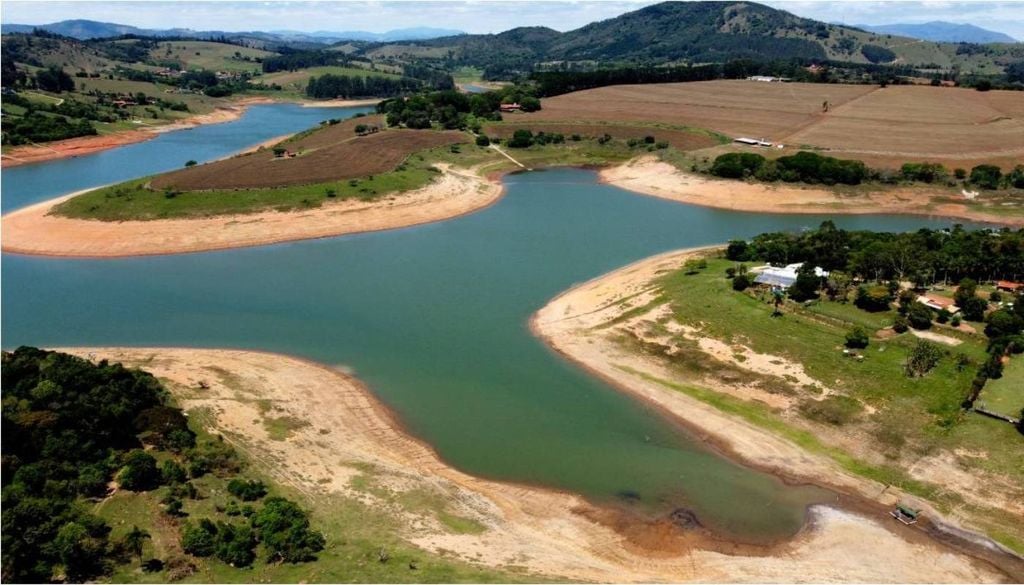 Represa do Rio Jaguari com níveis baixos em 2021. Ela faz parte do Sistema Cantareira, o principal responsável pelo abastecimento de água da capital paulista e da região metropolitana. Crédito: Luis Moura/WPP/Estadão Conteúdo.