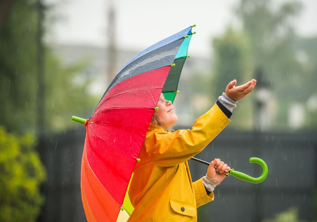 persona con paraguas esperando la lluvia