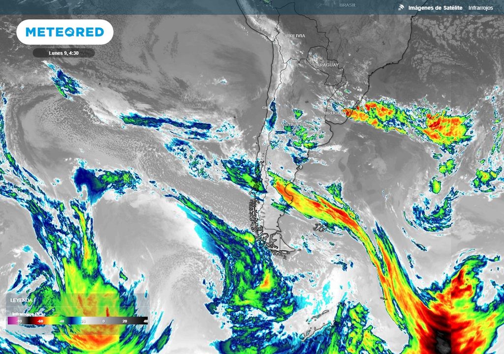 imagen satelital que destaca la nubosidad de varios sistema frontales sobre Chile