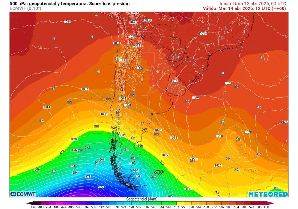 El geopotencial en niveles medios de la atmósfera muestra una vaguada en altura afectando a la zona central, favoreciendo el ingreso de aire más frío y la presencia de nubosidad durante la semana.