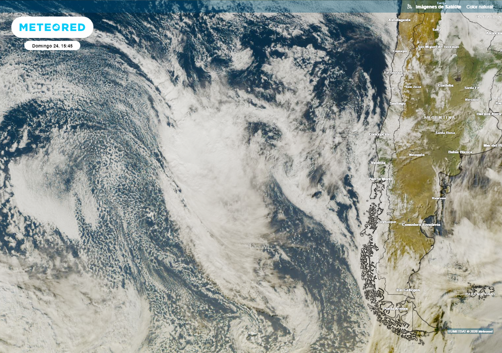 sistema frontal El próximo sistema frontal que llegará a Chile ya está sobre el océano. Antes de su llegada dejará una gran advección cálida que provocará un evento de calor extremo.