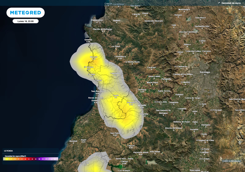 mapa de rayos. Densidad de rayos proyectada por el modelo ECMWF para la noche del lunes (23:00): la mayor probabilidad de tormentas eléctricas se concentraría en el litoral sur de la Región de Valparaíso,