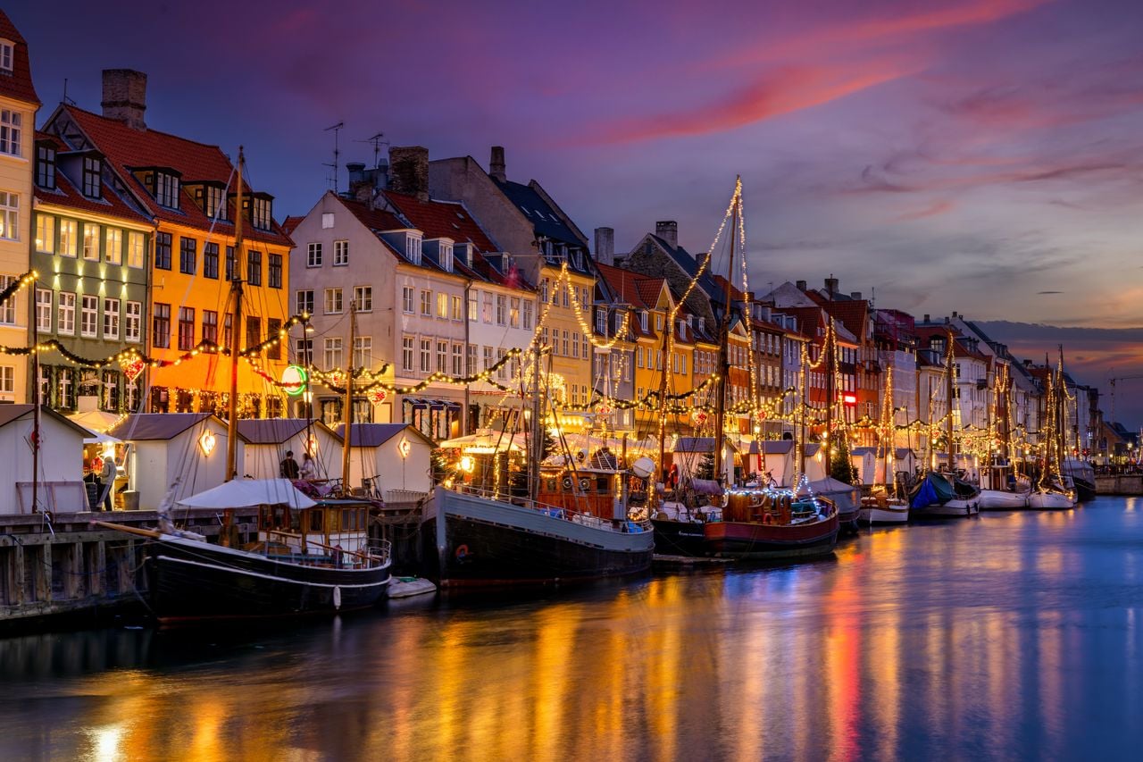 Absolut hygge: Kopenhagens Nyhavn in weihnachtlichem Licht. Foto: Adobe Stock