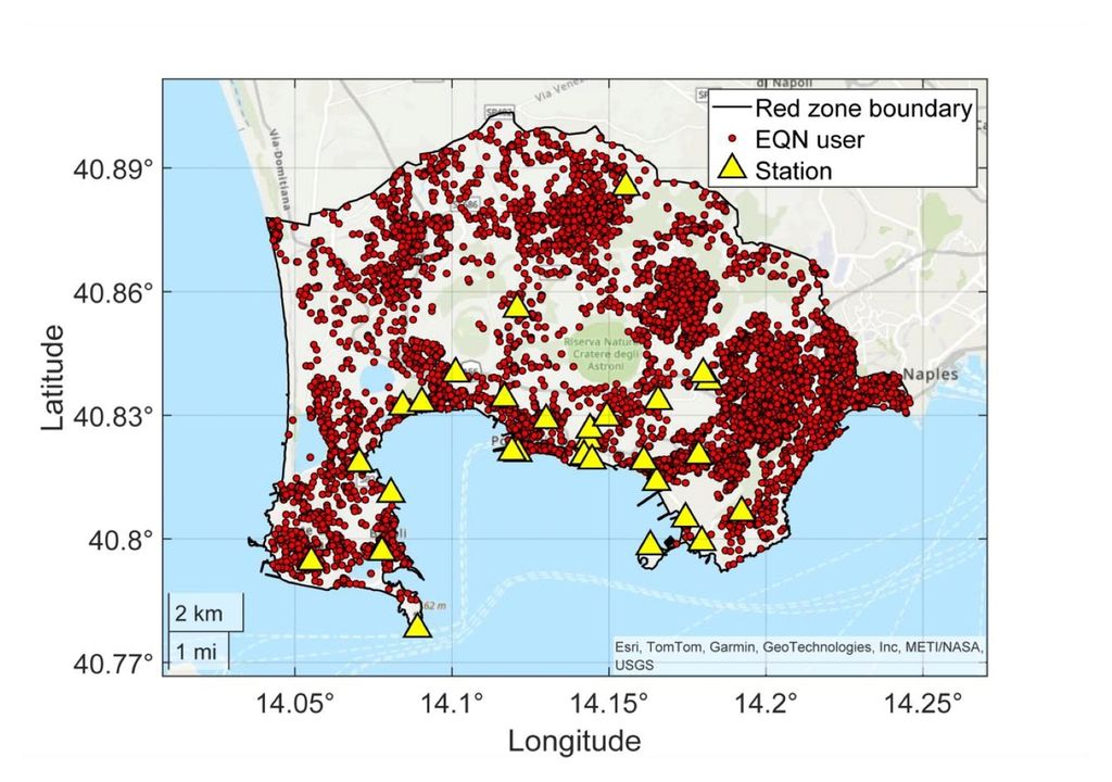 Standorte von 29 seismologischen Stationen und 8151 Smartphones von Bürgern und Bürgerinnen, die am 8. Juni 2024 an der Citizen-Science-Initiative Earthquake Network (EQN) in der roten Zone der Phlegräischen Felder teilgenommen haben.