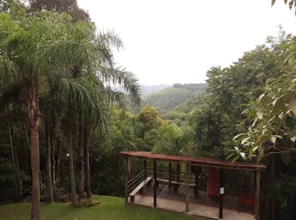 O famoso deck da pousada Ninho do Corvo, em Prudentópolis (PR). Crédito: Leandro Barbosa/Google.