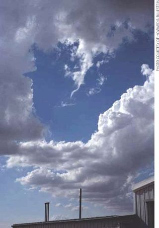 Sobre nubes embudo y tubulares 