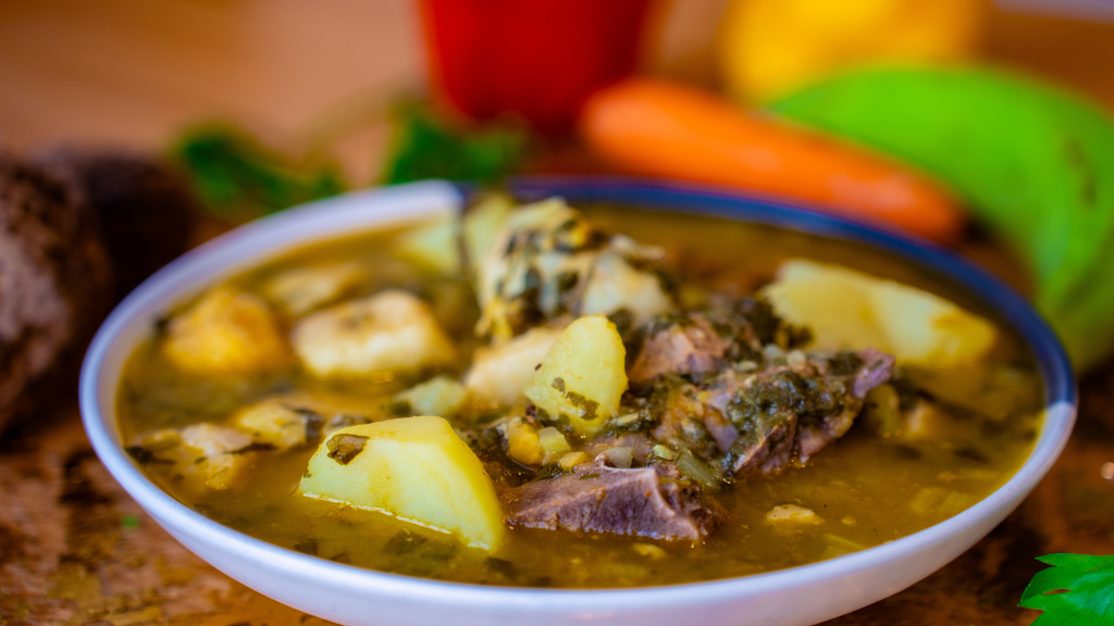 El ajiaco es una preparación tradicional chilena que permite aprovechar la carne que queda del asado, combinándola con papas, cebolla, caldo y hierbas.Crédito: Goncorleone / Wikimedia Commons, licencia CC BY-SA 4.0.