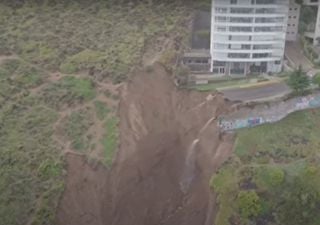 Impresionante socavón en Chile deja edificio de 17 pisos al borde del colapso