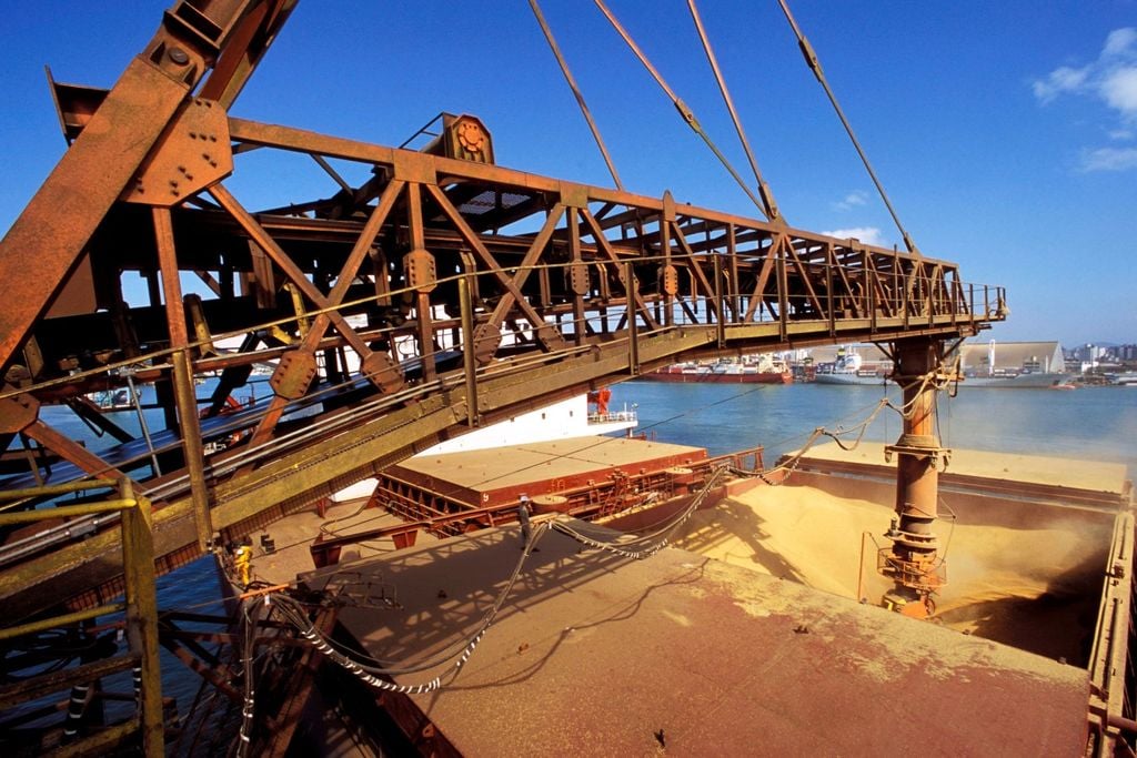 Navios carregados com soja aguardam liberação no Porto de Santos, principal ponto de escoamento das exportações brasileiras para o mercado internacional.