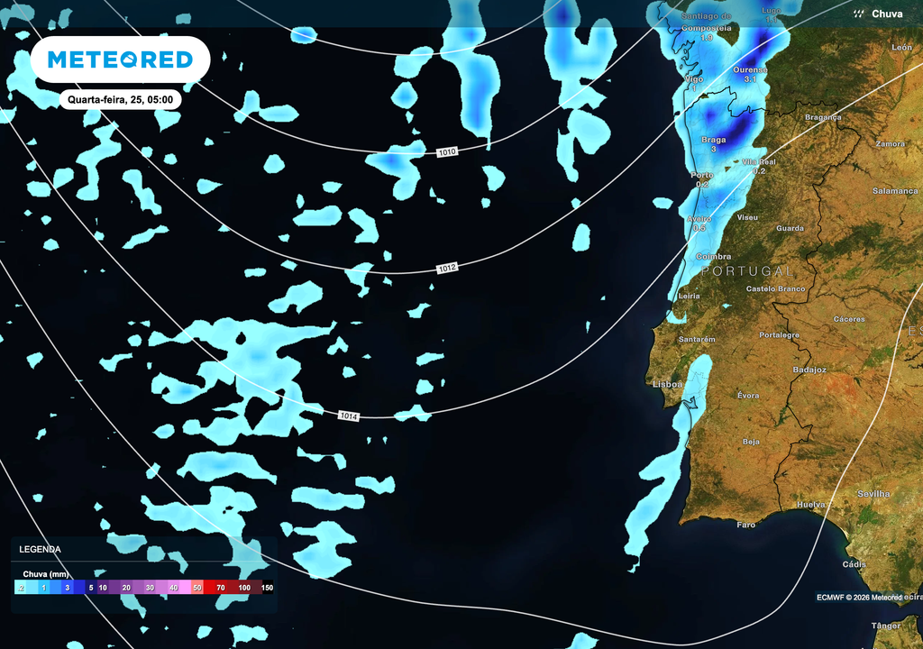 A frente fria já atinge o Norte e Centro durante a madrugada, trazendo chuva mais persistente nestas regiões, enquanto no Sul a precipitação é mais dispersa e menos intensa.