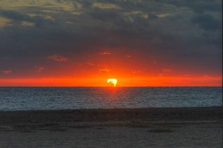 Sol "fundido" y eclipsado al amanecer 