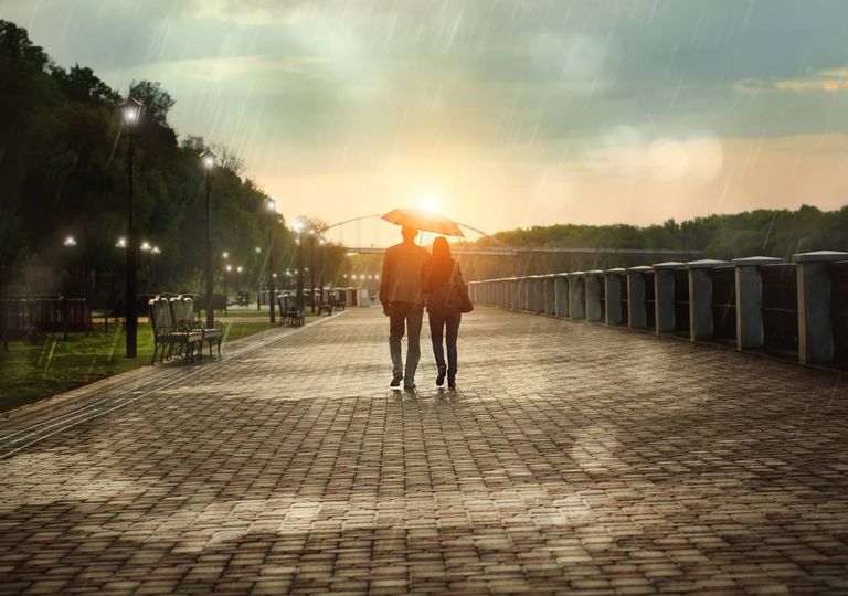Casal a passear à chuva Casal a passear à chuva