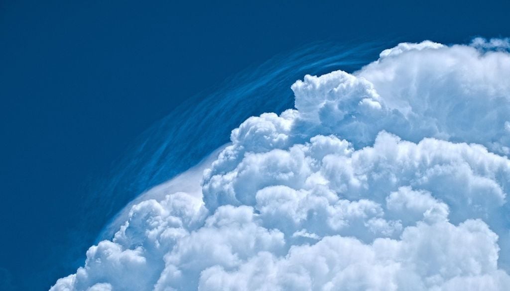 Großflächige Solaranlagen erhitzen die Luft, sodass sie aufsteigt und zusammen mit der aufsteigenden Feuchtigkeit der Küstendünen Wolken bildet. Bild: Gianluca/Pixabay