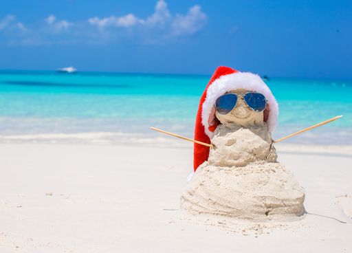 Soleil, chaleur, palmiers enguirlandés : à quoi ressemble Noël dans l'hémisphère sud ?