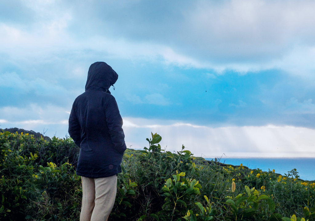 persona mirando la lluvia hacia el horizonte persona mirando la lluvia hacia el horizonte