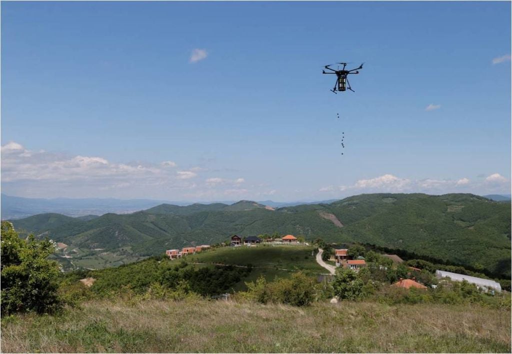 Drohne, die im Kosovo Samen abwirft