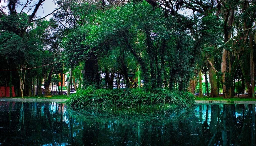 Parque urbano com lago e vegetação Parques e jardins são soluções indispensáveis, sobretudo em cidades mediterrâneas. Foto: Jossy_Justino via Pixabay