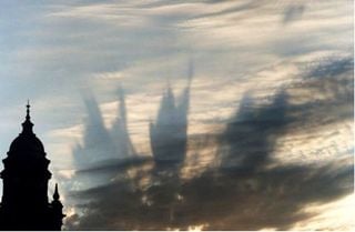 Sombras retroiluminadas de formaciones nubosas y más