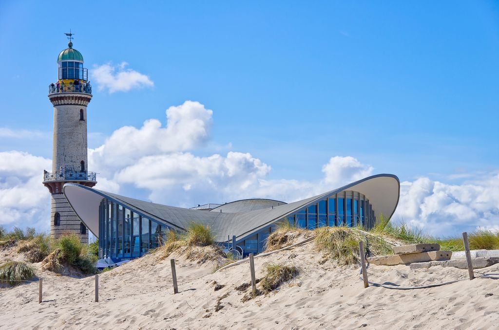 Mit dem FlixBus kann man direkt an den Strand fahren - zum Beispiel nach Warnemünd (Foto: Adobe Stock)