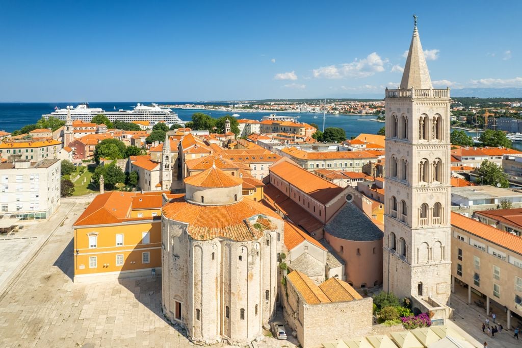 Auch nach Zadar geht es entspannt und kostengünstig in den Sommerferien (Foto: Adobe Stock)