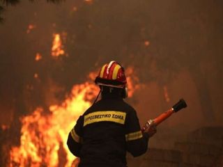 Miles de personas son evacuadas debido a intensos y extensos incendios forestales en Grecia