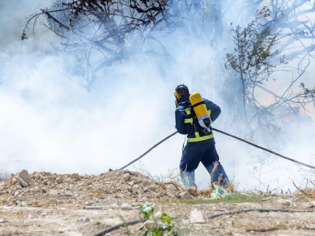 En algunos casos, se ha tenido que emplear equipo suplementario de oxígeno, para atender el combate del fuego. Cortesía: kanali6