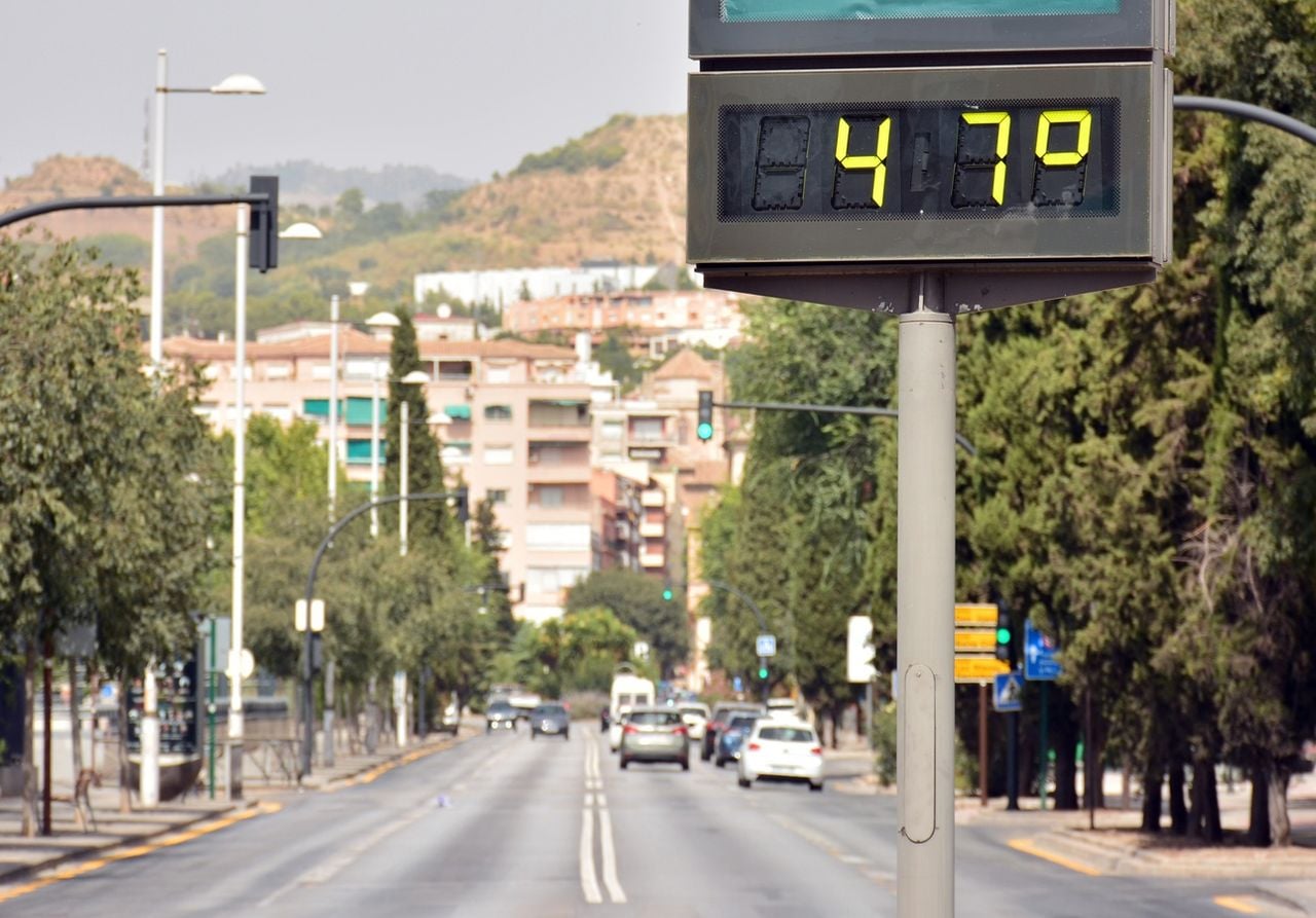 Los valores que muestran los termómetros callejeros en situaciones de ola de calor.