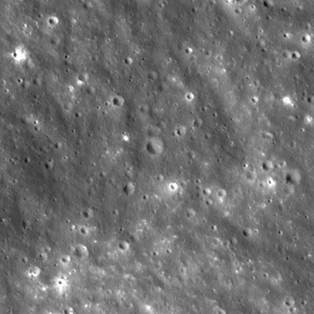 Animación de dos fotogramas que muestra un nuevo cráter, con rayos de eyección que se extienden hacia afuera, apareciendo en la Luna. Esta es una animación que muestra el antes y el después del cráter formado tras el impacto de la etapa superior del cohete Falcon 9 contra la superficie lunar el 5 de agosto de 2026. Estas imágenes fueron tomadas entre el 11 y el 12 de agosto por la cámara de ángulo estrecho del Orbitador de Reconocimiento Lunar de la NASA. Estas imágenes, con el norte hacia arriba, se han ampliado tres veces con respecto a las originales y cubren un área de aproximadamente 400 metros de ancho. NASA Goddard/Máquinas intuitivas