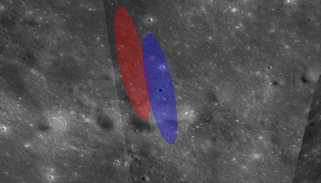 Vista en escala de grises de una superficie caraterizada con dos formas translúcidas verticales superpuestas —una roja y otra azul— y tres pequeños puntos de color. Esta imagen del Orbitador de Reconocimiento Lunar de la NASA muestra dos regiones ovaladas donde era probable que la etapa superior del Falcon 9 impactara contra la Luna, según cálculos de ingenieros del Centro de Estudios de Objetos Cercanos a la Tierra de la NASA. Ambas elipses tienen 3,4 kilómetros de largo y 0,6 kilómetros de ancho. Ambas predicciones utilizan los mismos cálculos de trayectoria del propulsor, pero solo la elipse azul tiene en cuenta el terreno lunar. Los puntos rojos y azules muestran las ubicaciones de impacto previstas, mientras que el punto cian muestra el lugar real del impacto. NASA/JPL-Caltech
