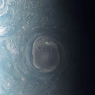 La sonda espacial Juno captura un rayo en Júpiter