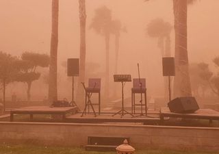 Gran tormenta de arena cubre el cielo de naranja y sorprende a turistas en África