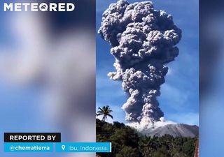 Sorprendente erupción del volcán Ibu en Indonesia, la nube de vapor y ceniza alcanzó los 5,000 metros