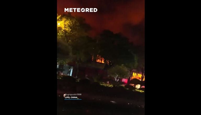 Sorprendente video de un incendio provocado por el impacto de un rayo en Lipu, China