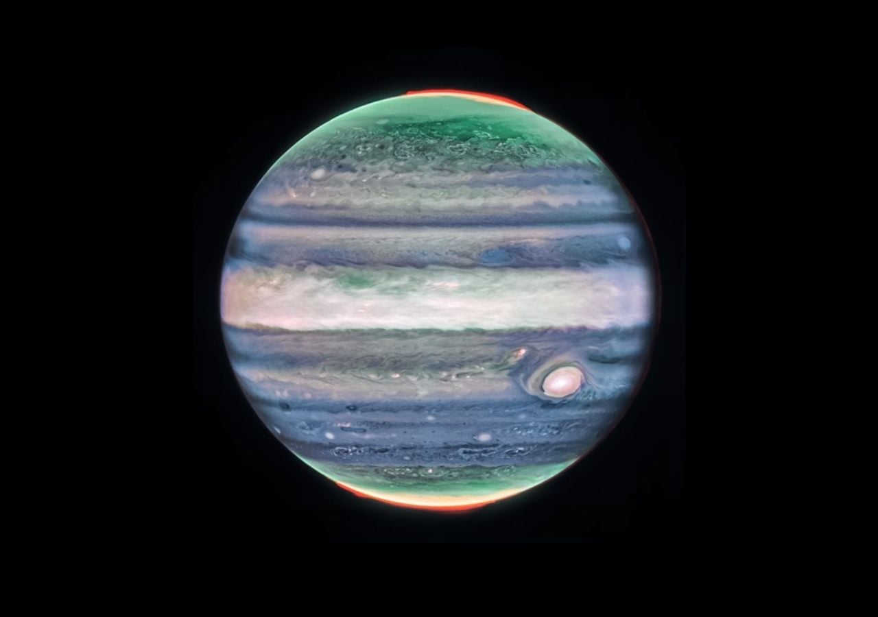 Esta imagen de Júpiter tomada por la cámara de infrarrojo cercano (NIRCam) del telescopio espacial James Webb de la NASA muestra los impresionantes detalles del majestuoso planeta en luz infrarroja. Créditos: NASA, ESA, CSA, STScI, R. Hueso (Universidad del País Vasco), I. De Pater (Universidad de California en Berkeley), T. Fouchet (Observatorio de París), L. Fletcher (Universidad de Leicester), M. Wong (Universidad de California en Berkeley), J. DePasquale (STScI)