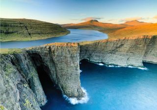 Sørvágsvatn, o lago das Ilhas Faroé que paira sobre o oceano