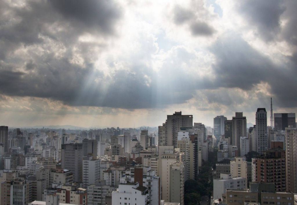 O sol deve voltar a aparecer entre nuvens no início da semana. O sol deve voltar a aparecer entre nuvens no início da semana.