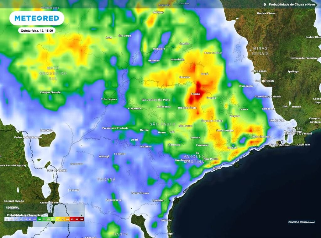 Previsão da probabilidade de precipitação (%) para quinta-feira (12) à tarde (15h), segundo o modelo europeu ECMWF. Tons vermelho e amarelo representam as maiores chances de ocorrência de chuvas.