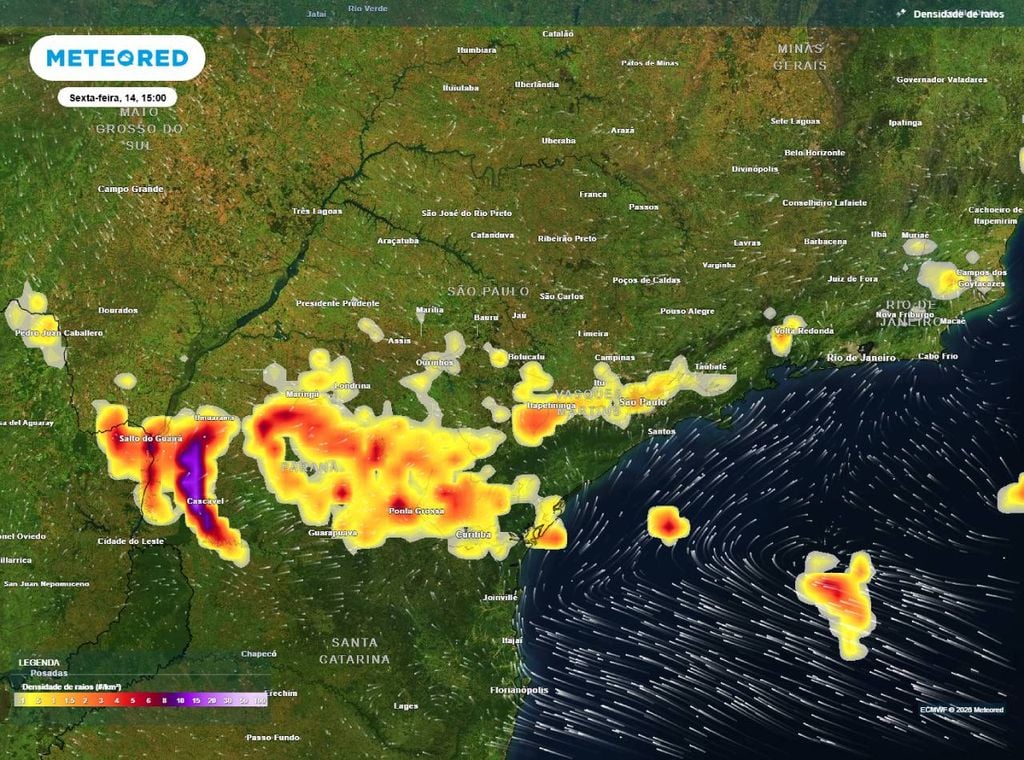 Previsão de densidade de raios para sexta-feira (14) às 15h, segundo o modelo europeu ECMWF.
