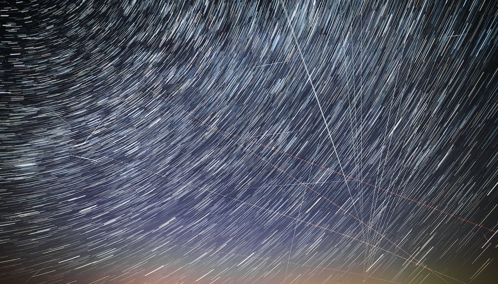 La red de satélites de Starlink son el mayor peligro para la astronomía observacional debido a sus trazas luminosas.