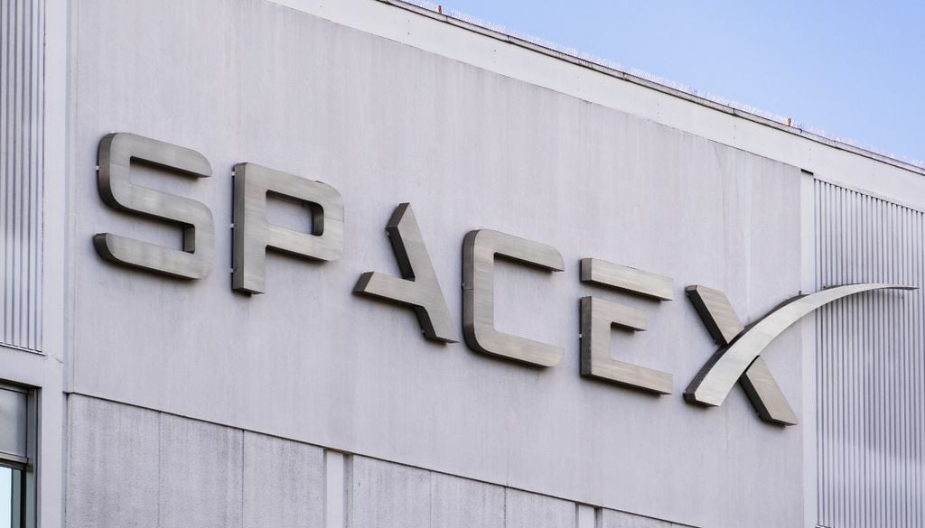 SpaceX ha già pianificato il prossimo passo. Nei capannoni di Starbase, la Ship 40 e il Booster 20 sono già in fase avanzata di assemblaggio.