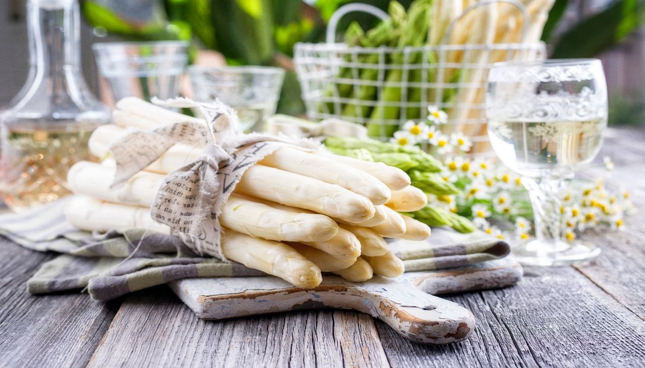 Die Mehrheit der Deutschen kann die Spargelsaison kaum erwarten (Foto: Adobe Stock)