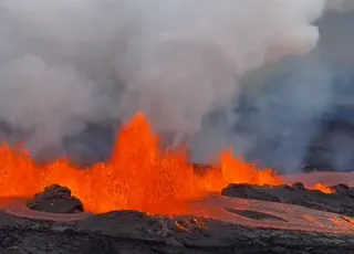 Spektakuläre Luftaufnahmen zeigen, wie der Vulkan Mauna Loa Lava spuckt!