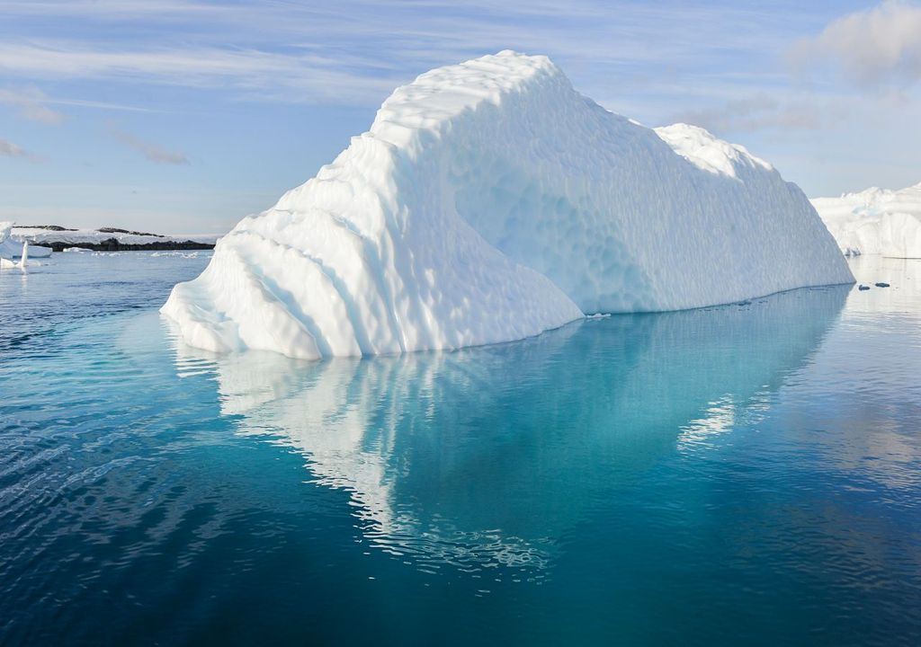 Ein Eisberg tanzt wie eine Ballerina übers Wasser (Symbolbild).