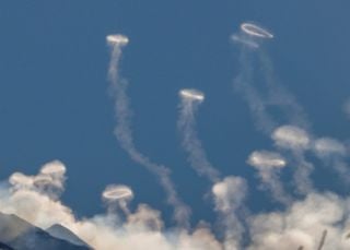 A espetacular dança dos anéis de fumo das crateras do cume do Etna: o vídeo e a explicação do fenómeno